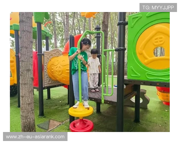 大人与小孩共同蹬自行车畅享亲子时光的欢乐游戏体验